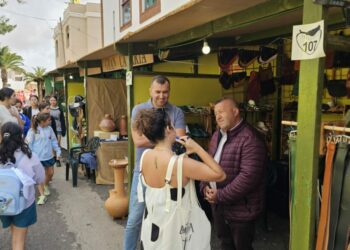 Los artesanos y artesanas enseñan en seis talleres las técnicas básicas de sus oficios en la Feria Insular