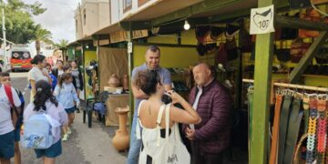 Los artesanos y artesanas enseñan en seis talleres las técnicas básicas de sus oficios en la Feria Insular