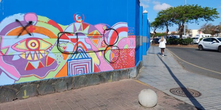 Atentado contra el mural 'La fuerza femenina' pintado por más de 300 estudiantes del municipio por el Día Internacional de la Mujer (1)