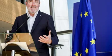 Canarias pide una estrategia europea para atender a los menores no acompañados
