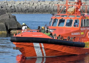 Mueren dos mujeres y una niña está grave tras el vuelco de un cayuco en El Hierro