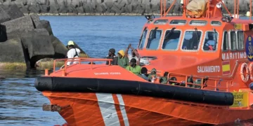 Mueren dos mujeres y una niña está grave tras el vuelco de un cayuco en El Hierro