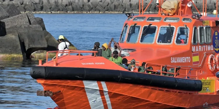 Mueren dos mujeres y una niña está grave tras el vuelco de un cayuco en El Hierro