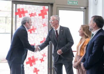 Clavijo reconoce el “pilar social” de Cruz Roja en sus 150 años de trayectoria en Canarias