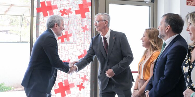 Clavijo reconoce el “pilar social” de Cruz Roja en sus 150 años de trayectoria en Canarias