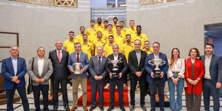 Clavijo celebra la Superliga del CV Guaguas y resalta su “incontestable dominio” en el voleibol nacional