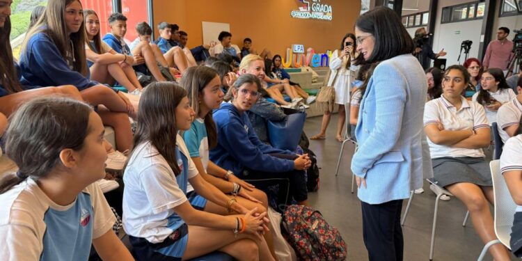 Darias acerca el día a día del Ayuntamiento a estudiantes de secundaria por la Semana de la Administración Abierta 3