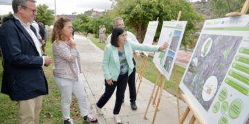 Darias durante la presentación del plan director de infraestructura verde, azul y biodiversidad de la ciudad, junto a Mauricio Roque y Gemma Martínez.