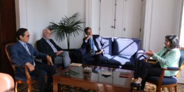 Darias, durante uno de los encuentros previos al viaje que ha mantenido con representantes de instituciones canarias.