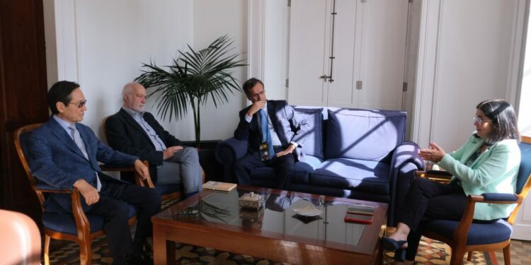 Darias, durante uno de los encuentros previos al viaje que ha mantenido con representantes de instituciones canarias.