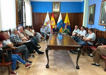 El alcalde, Alfredo Gonçalves Ferreira, acompañado de varios miembros del grupo de gobierno, durante la reunión con los representantes de los colectivos vecinales (1)