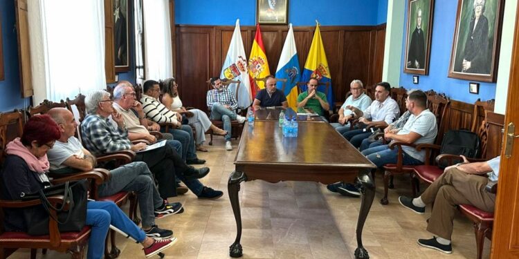 El alcalde, Alfredo Gonçalves Ferreira, acompañado de varios miembros del grupo de gobierno, durante la reunión con los representantes de los colectivos vecinales (1)