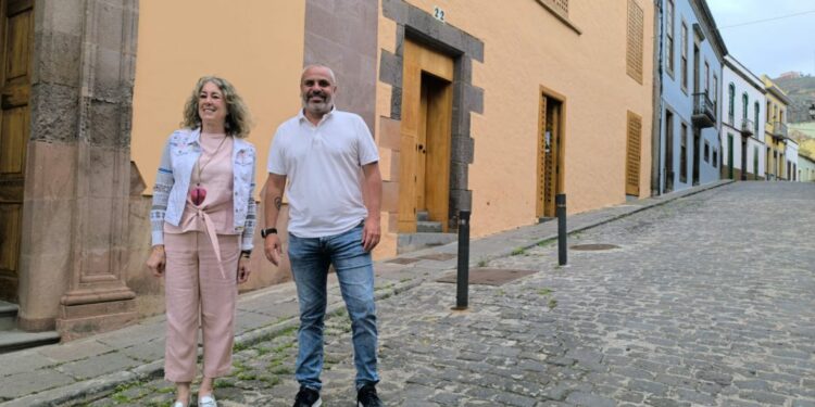 El alcalde de Guía de Gran Canaria, Alfredo Gonçalves Ferreira, y la sudelegada del Gobierno, Teresa Mayans, delante de la Casa de la Cultura