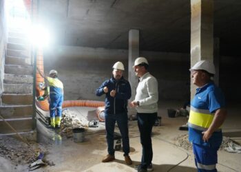 El alcalde durante la visita a las obras