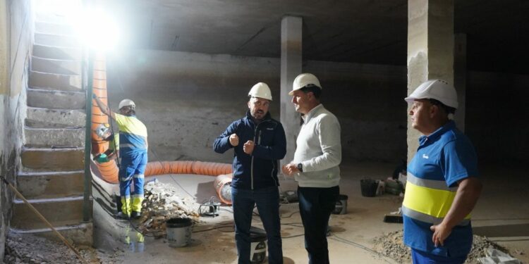 El alcalde durante la visita a las obras