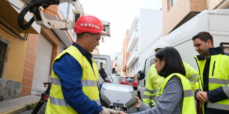 El Ayuntamiento instala 115 farolas led en el barrio de Piletas y reduce el consumo de energía en un 84% (2)