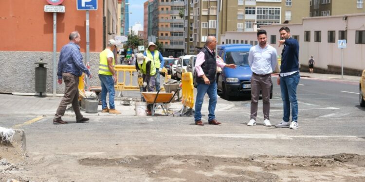El Ayuntamiento mejora la accesibilidad en Madera y Corcho con la eliminación de barreras arquitectónicas y la creación de dos nuevos pasos de peatones 1