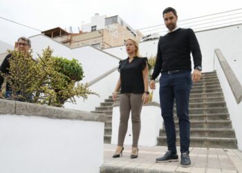 El Ayuntamiento renueva los muros de las escaleras que conectan los barrios de Ladera Alta y Casa Ayala 2