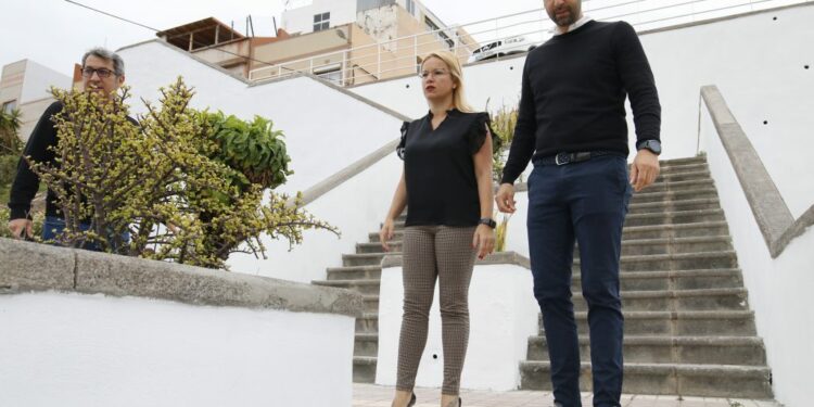 El Ayuntamiento renueva los muros de las escaleras que conectan los barrios de Ladera Alta y Casa Ayala 2