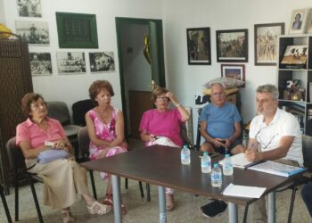 El concejal David Hernandez, con integrantes de laa Asociación Vecinal de Las Dehesas