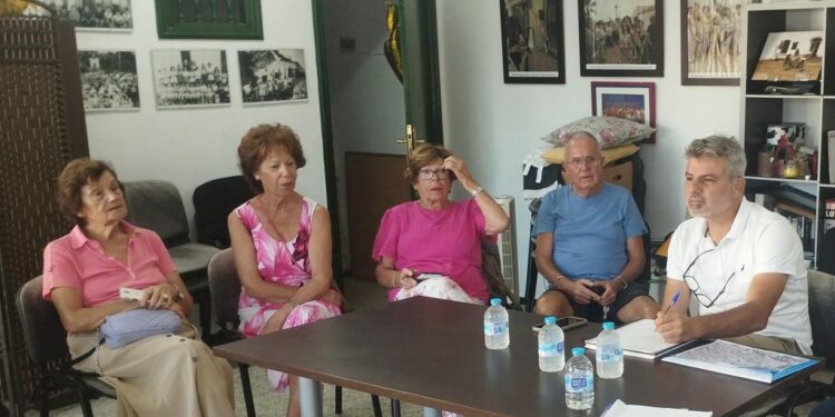 El concejal David Hernandez, con integrantes de laa Asociación Vecinal de Las Dehesas