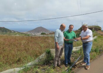 El concejal de Urbanismo y Aguas, José Manuel Santana, acompañado del concejal de Infraestructuras, Juan Jiménez, y el técnico municipal, Miguel Quintana, durante la visita a Barranco Cardoso