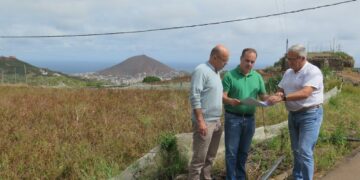 El concejal de Urbanismo y Aguas, José Manuel Santana, acompañado del concejal de Infraestructuras, Juan Jiménez, y el técnico municipal, Miguel Quintana, durante la visita a Barranco Cardoso