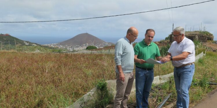 El concejal de Urbanismo y Aguas, José Manuel Santana, acompañado del concejal de Infraestructuras, Juan Jiménez, y el técnico municipal, Miguel Quintana, durante la visita a Barranco Cardoso