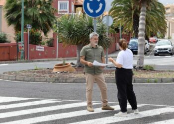 El edil David Hernández visita el lugar donde se realizarán las obras de mejora del saneamiento, entre la calle Bergantín y Galeón