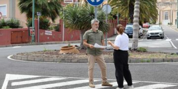 El edil David Hernández visita el lugar donde se realizarán las obras de mejora del saneamiento, entre la calle Bergantín y Galeón