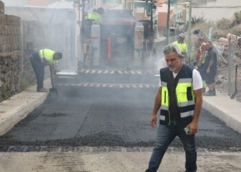 El edil David Hernández visita las obras de asfaltado de la calle Nueva (I)