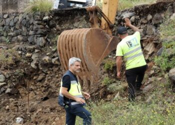 El edil David Hernánez visitó las obras de reposición del muro de la Calle Cooperativa (I)