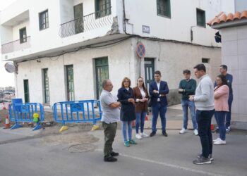 Emilio Navarro junto a miembros del grupo de gobierno en la calle objeto de la actuación1