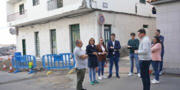Emilio Navarro junto a miembros del grupo de gobierno en la calle objeto de la actuación1