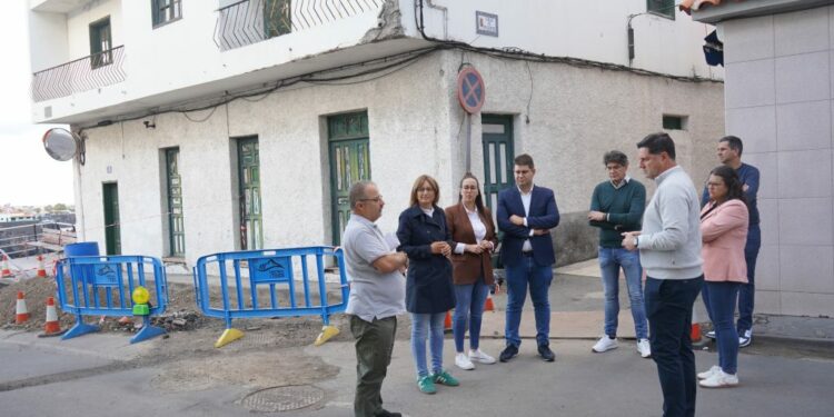 Emilio Navarro junto a miembros del grupo de gobierno en la calle objeto de la actuación1