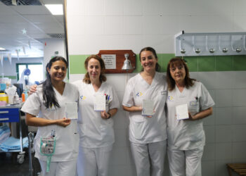 El Hospital Molina Orosa entrega una tarjeta de semillas a los pacientes que acaban la quimioterapia