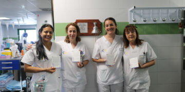 El Hospital Molina Orosa entrega una tarjeta de semillas a los pacientes que acaban la quimioterapia