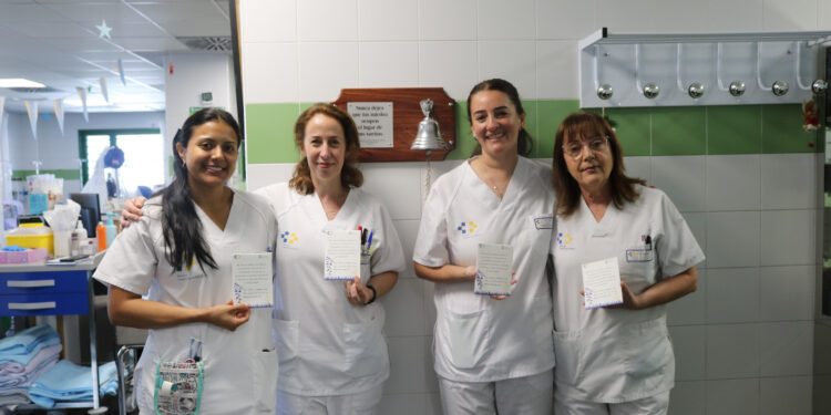 El Hospital Molina Orosa entrega una tarjeta de semillas a los pacientes que acaban la quimioterapia