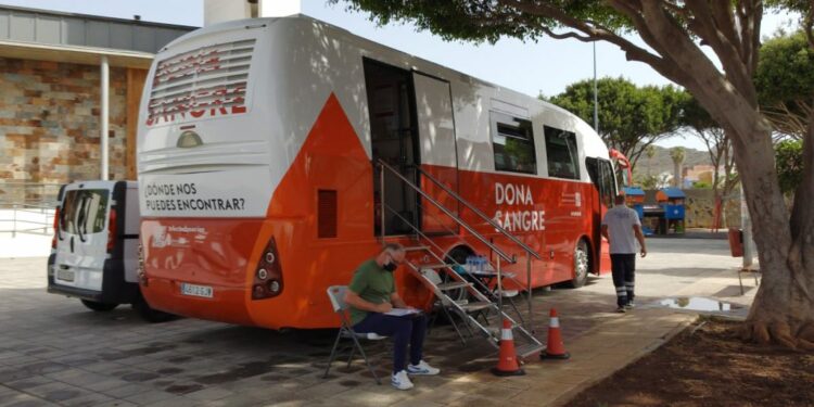El SCS instala una unidad móvil para donar sangre en el barrio lagunero de Finca España