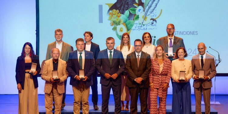 Educación condecora a seis docentes y cuatro centros canarios con las distinciones Viera y Clavijo 2024