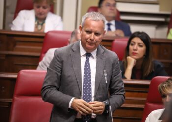 Franquis a Clavijo sobre la acogida de menores migrantes: “Esto lo contamina el PP, su socio de Gobierno, no Madrid”