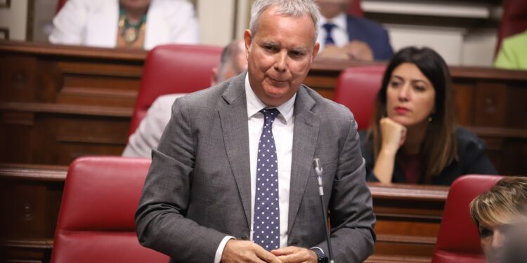 Franquis a Clavijo sobre la acogida de menores migrantes: “Esto lo contamina el PP, su socio de Gobierno, no Madrid”