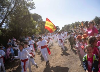 Escolares de El Hierro protagonizan una emotiva escenificación de la Bajada de la Virgen de los Reyes