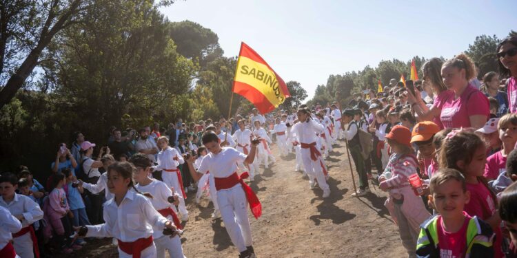 Escolares de El Hierro protagonizan una emotiva escenificación de la Bajada de la Virgen de los Reyes