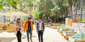 Educación conoce en Barcelona soluciones para adaptar los centros al cambio climático a través de los patios