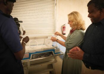 Canarias cede a Gambia material sanitario para mejorar la atención de 14 centros hospitalarios del país africano