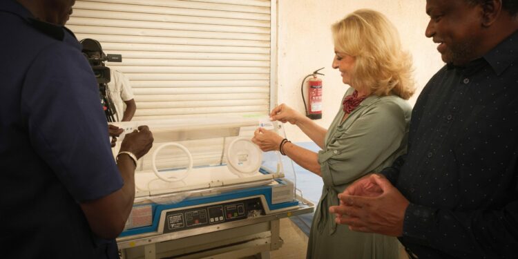 Canarias cede a Gambia material sanitario para mejorar la atención de 14 centros hospitalarios del país africano