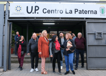 La alcaldesa, Carolina Darias, junto a la concejala de Educación, Nina Santana, en el centro de la Universidad Popular de La Paterna