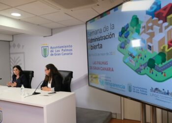 La alcaldesa, Carolina Darias, junto a la directora general de Gobernanza del Ayuntamiento, Fayna Álamo