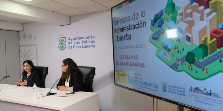 La alcaldesa, Carolina Darias, junto a la directora general de Gobernanza del Ayuntamiento, Fayna Álamo